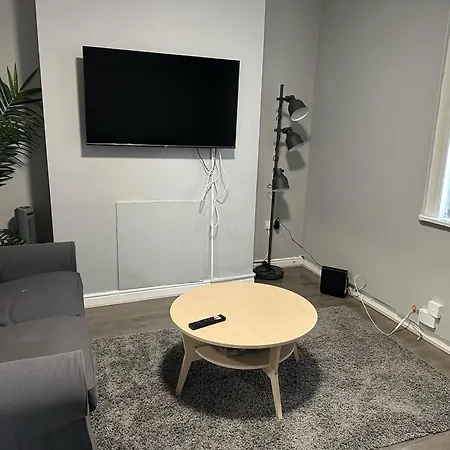 Mount 3 Bed Close To City Centre Apartment *