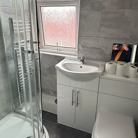 Mount 3 Bed Close To City Centre Apartment *